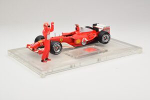 Ferrari F2004 #1 M. Schumacher F1 World Champion 2004 С Състезателен Костюм Hot Wheels 1:18 B66221 Метал