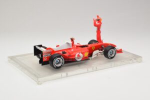 Ferrari F2004 #1 M. Schumacher F1 World Champion 2004 С Състезателен Костюм Hot Wheels 1:18 B66221 Метал — снимка 2 от 6