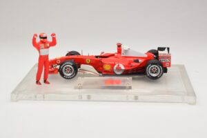 Ferrari F2004 #1 M. Schumacher F1 World Champion 2004 С Състезателен Костюм Hot Wheels 1:18 B66221 Метал — снимка 3 от 6