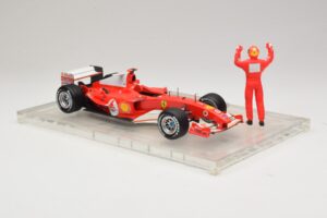 Ferrari F2004 #1 M. Schumacher F1 World Champion 2004 С Състезателен Костюм Hot Wheels 1:18 B66221 Метал — снимка 4 от 6