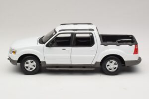 Ford Explorer Sport Trac Бял Maisto 1:18 36891 Метал — снимка 4 от 8