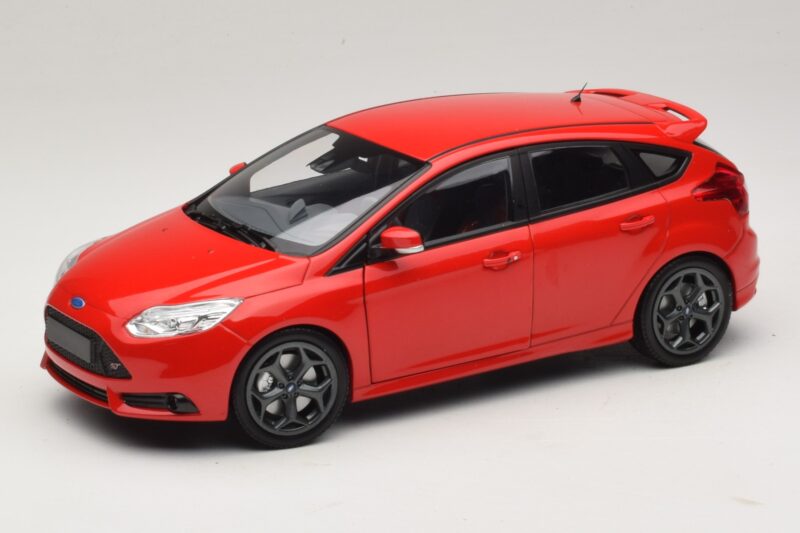 Ford Focus ST Mk2 Червен Minichamps 1:18 110082002 Метал