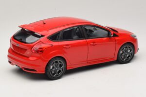 Ford Focus ST Mk2 Червен Minichamps 1:18 110082002 Метал — снимка 3 от 8