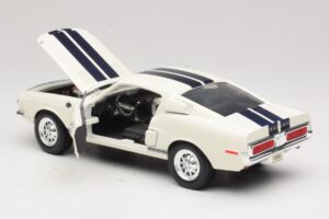 Ford Shelby GT500KR Бял Road Legends 1:18 92168 Метал — снимка 5 от 8