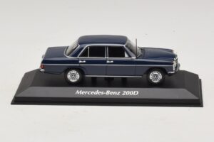 Mercedes 200D W115 Син Maxichamps 1:43 940034000 Метал