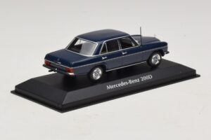 Mercedes 200D W115 Син Maxichamps 1:43 940034000 Метал — снимка 2 от 5