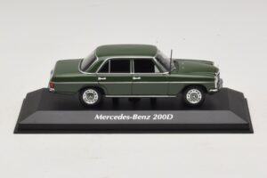 Mercedes 200D W115 Тъмнозелен Maxichamps 1:43 940034001 Метал