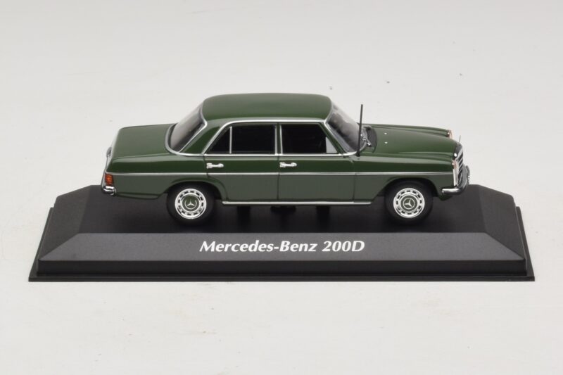 Mercedes 200D W115 Тъмнозелен Maxichamps 1:43 940034001 Метал