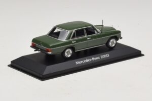 Mercedes 200D W115 Тъмнозелен Maxichamps 1:43 940034001 Метал — снимка 2 от 5
