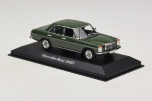Mercedes 200D W115 Тъмнозелен Maxichamps 1:43 940034001 Метал — снимка 3 от 5