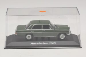 Mercedes 200D W115 Тъмнозелен Maxichamps 1:43 940034001 Метал — снимка 4 от 5