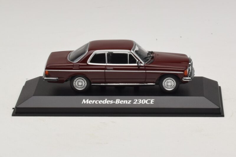 Mercedes 230 CE C123 Червен Maxichamps 1:43 940032221 Метал