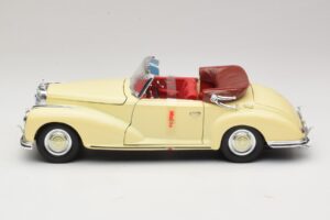 Mercedes 300S Кремав Maisto 1:18 31806 Метал — снимка 4 от 8