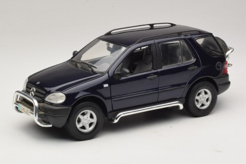 Mercedes ML320 W163 Син Maisto 1:18 31847 Метал