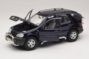 Mercedes ML320 W163 Син Maisto 1:18 31847 Метал — снимка 2 от 8