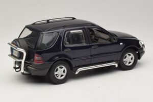 Mercedes ML320 W163 Син Maisto 1:18 31847 Метал — снимка 3 от 8