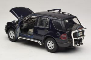 Mercedes ML320 W163 Син Maisto 1:18 31847 Метал — снимка 5 от 8
