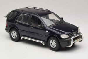 Mercedes ML320 W163 Син Maisto 1:18 31847 Метал — снимка 6 от 8
