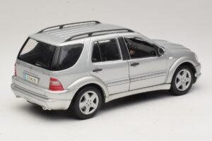 Mercedes ML55 AMG W163 Сребърен Maisto 1:18 31876-P1 Метал — снимка 3 от 8