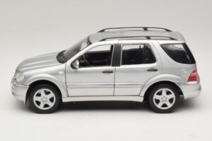 Mercedes ML55 AMG W163 Сребърен Maisto 1:18 31876-P1 Метал — снимка 4 от 8