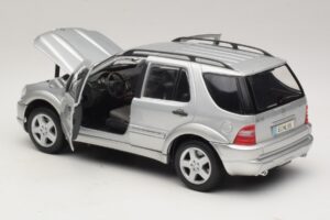 Mercedes ML55 AMG W163 Сребърен Maisto 1:18 31876-P1 Метал — снимка 5 от 8
