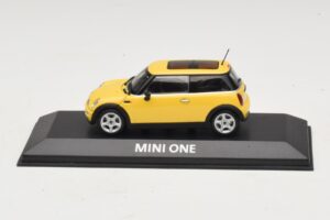 Mini Cooper S R53 Liquid Yellow С Панорамен Покрив Minichamps 1:43 MINI013 Метал