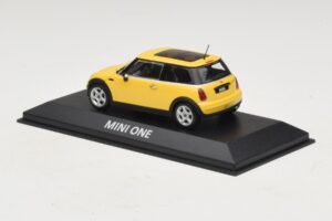 Mini Cooper S R53 Liquid Yellow С Панорамен Покрив Minichamps 1:43 MINI013 Метал — снимка 3 от 4