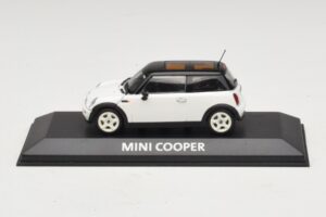 Mini Cooper S R53 Бял С Черен Покрив Minichamps 1:43 MINI027 Метал