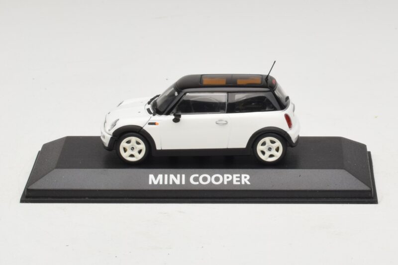 Mini Cooper S R53 Бял С Черен Покрив Minichamps 1:43 MINI027 Метал