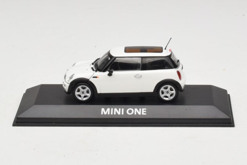 Mini Cooper S R53 Бял С Панорамен Покрив Minichamps 1:43 MINI020 Метал