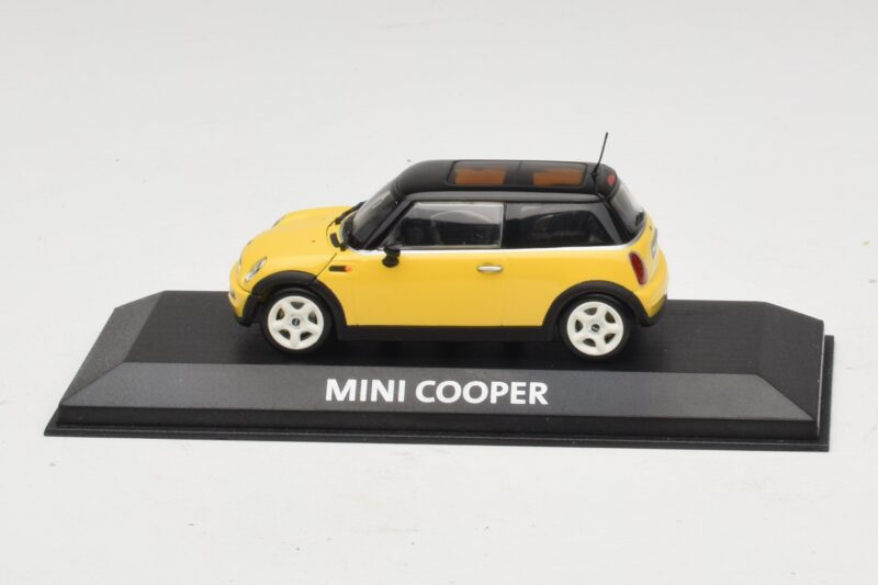 Mini Cooper S R53 Жълт С Черен Покрив Minichamps 1:43 MINI031 Метал