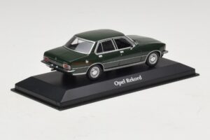 Opel Rekord D Тъмнозелен Maxichamps 1:43 940044001 Метал — снимка 2 от 5