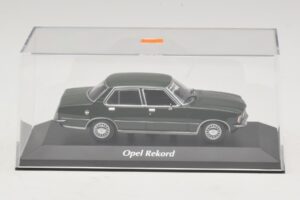Opel Rekord D Тъмнозелен Maxichamps 1:43 940044001 Метал — снимка 4 от 5
