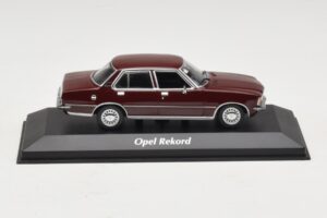Opel Rekord D Тъмночервен Maxichamps 1:43 940044000 Метал