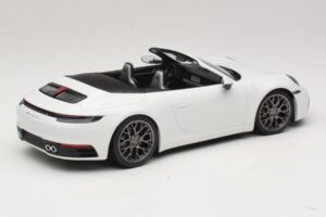 Porsche 911 992 Carrera 4S Кабриолет Бял Minichamps 1:18 155067330 Метал — снимка 2 от 6