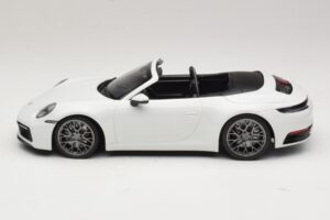 Porsche 911 992 Carrera 4S Кабриолет Бял Minichamps 1:18 155067330 Метал — снимка 3 от 6