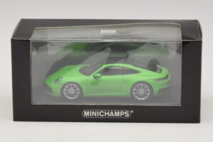 Porsche 911 992 Carrera 4S Зелен Minichamps 1:43 410069322 Метал — снимка 5 от 5