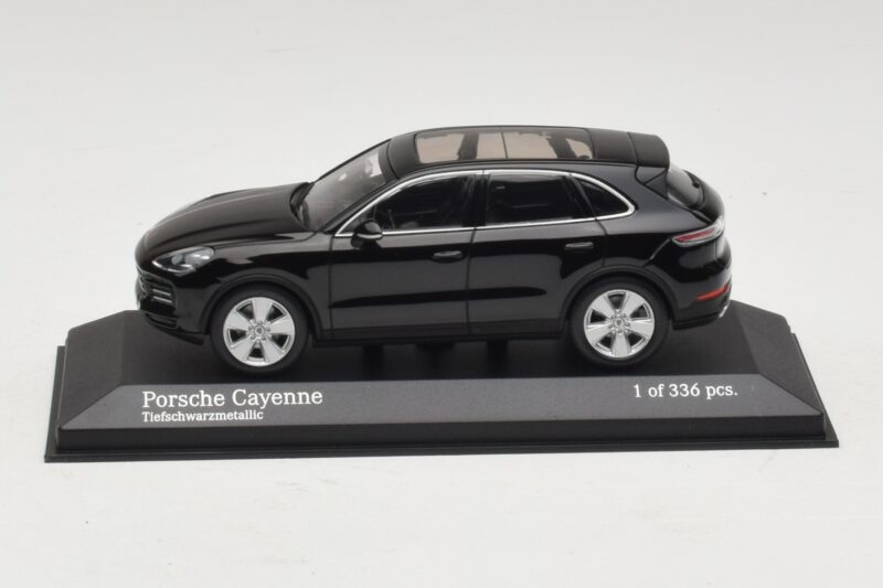 Porsche Cayenne Черен Металик Minichamps 1:43 410066301 Метал