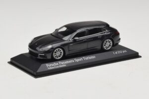 Porsche Panamera 971 4 E-Hybrid Sport Turismo Сив Minichamps 1:43 410066112 Метал — снимка 2 от 5