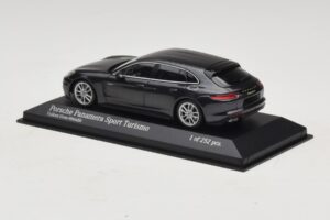 Porsche Panamera 971 4 E-Hybrid Sport Turismo Сив Minichamps 1:43 410066112 Метал — снимка 3 от 5