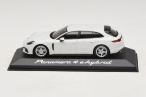 Porsche Panamera 971 4 E-Hybrid Бял Minichamps 1:43 WAP0207620H Метал