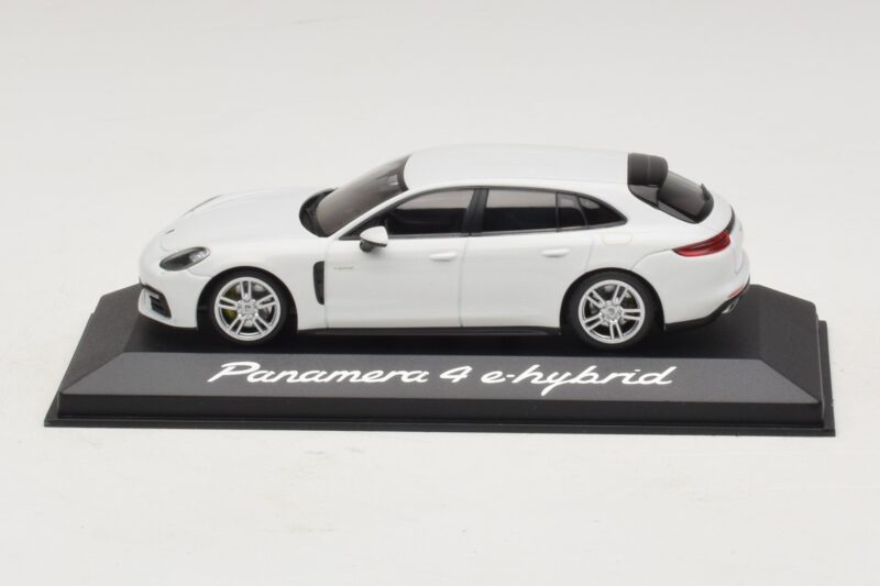 Porsche Panamera 971 4 E-Hybrid Бял Minichamps 1:43 WAP0207620H Метал