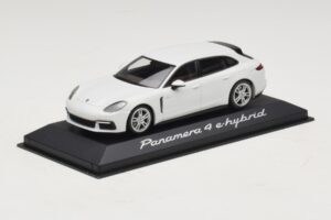 Porsche Panamera 971 4 E-Hybrid Бял Minichamps 1:43 WAP0207620H Метал — снимка 2 от 5