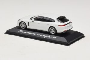 Porsche Panamera 971 4 E-Hybrid Бял Minichamps 1:43 WAP0207620H Метал — снимка 3 от 5