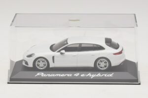 Porsche Panamera 971 4 E-Hybrid Бял Minichamps 1:43 WAP0207620H Метал — снимка 4 от 5