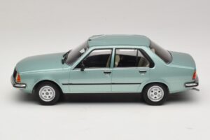 Renault 18 Светлозелен MCG 1:18 MCG18596 Метал — снимка 3 от 6