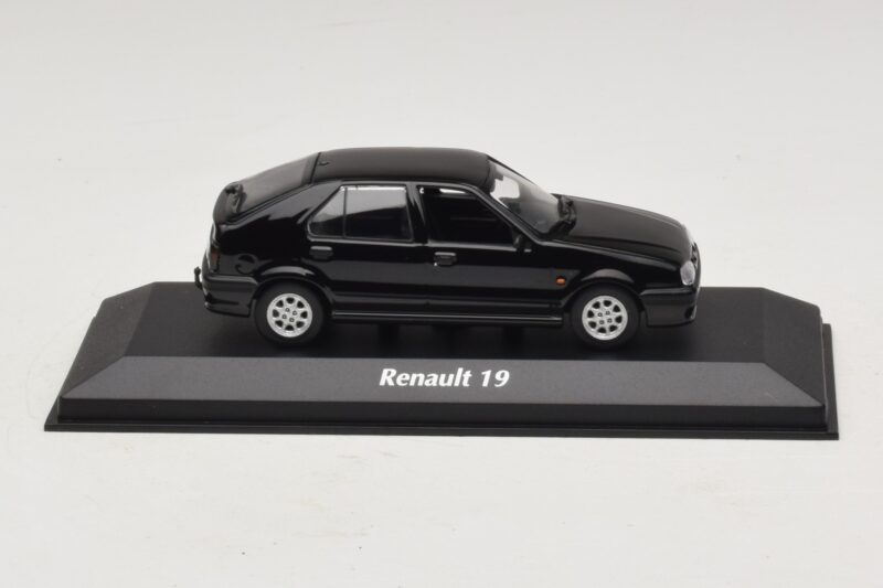 Renault 19 Черен Maxichamps 1:43 940113701 Метал