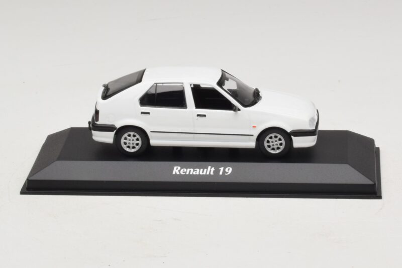 Renault 19 Бял Maxichamps 1:43 940113700 Метал