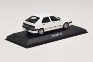 Renault 19 Бял Maxichamps 1:43 940113700 Метал — снимка 2 от 5