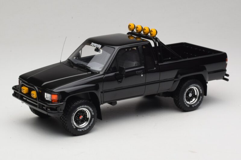 Toyota Hilux N60 SR5 Back to the Future II Гланцово Черен Otto 1:18 OT481 Смола